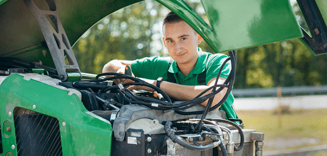 Meccanico-al-lavoro-su-trattore